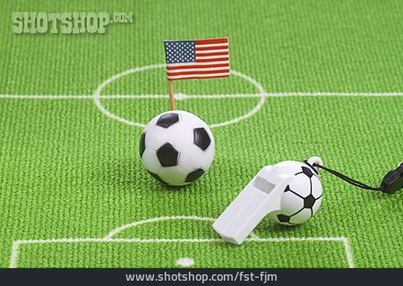 
                Fußball, Nationalflagge, Trillerpfeife                   