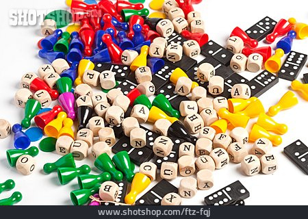 
                Spielfigur, Dominostein, Buchstabenwürfel                   