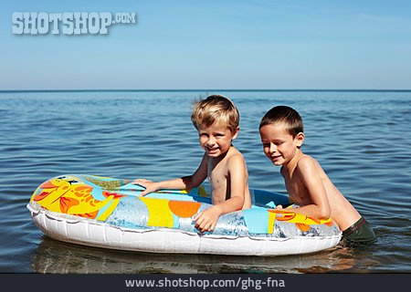 
                Junge, Schlauchboot, Sommerferien                   