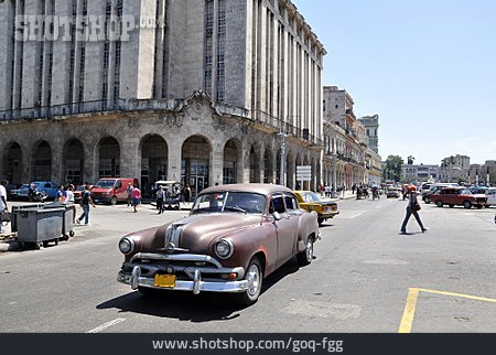 
                Oldtimer, Straßenszene, Havanna                   