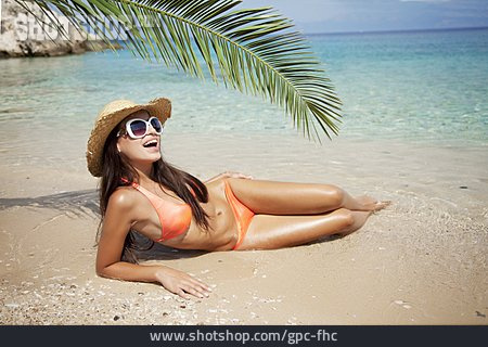 
                Junge Frau, Sonnenbaden, Strandurlaub                   