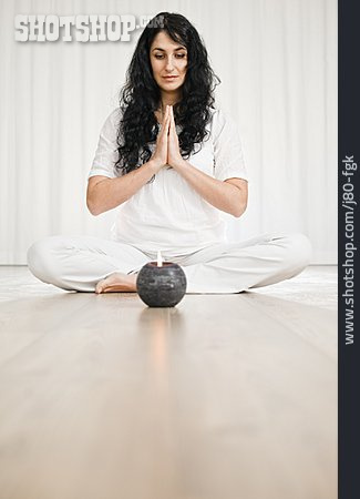 
                Junge Frau, Frau, Wellness & Relax, Meditation, Meditieren                   