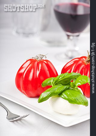 
                Basilikum, Tomate, Mozzarella                   