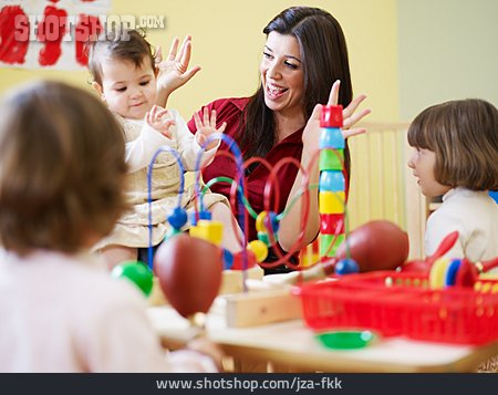 
                Kind, Spielen, Kinderbetreuung, Kindergärtnerin                   