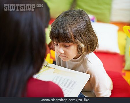 
                Mutter, Tochter, Vorlesen                   