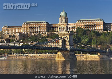 
                Budapest, Ungarn, Kettenbrücke, Burgpalast                   