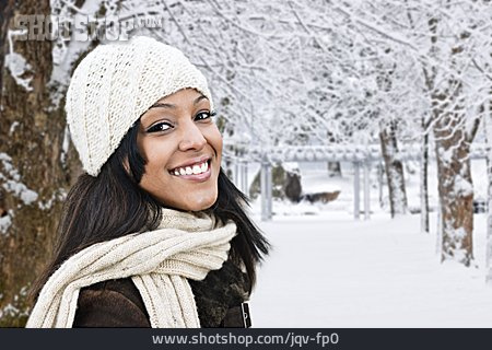
                Junge Frau, Winterkleidung, Winterspaziergang                   