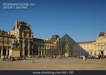 
                Paris, Musee Du Louvre, Glaspyramide                   