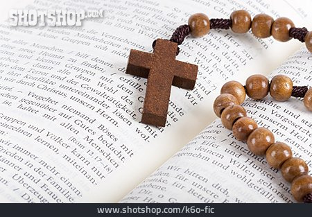 
                Kreuz, Bibel, Gebetskette                   