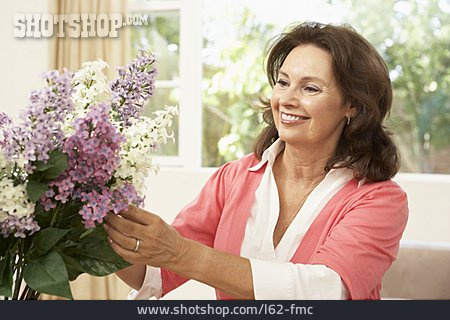 
                Frau, Blumenstrauß, Blumenpflege                   