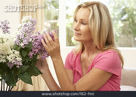 
                Junge Frau, Blumenstrauß, Fliederstrauß                   
