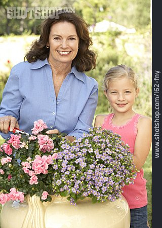 
                Großmutter, Gartenarbeit, Enkelin, Blumenpflege                   