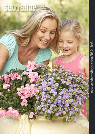 
                Mutter, Gartenarbeit, Tochter, Blumenpflege                   
