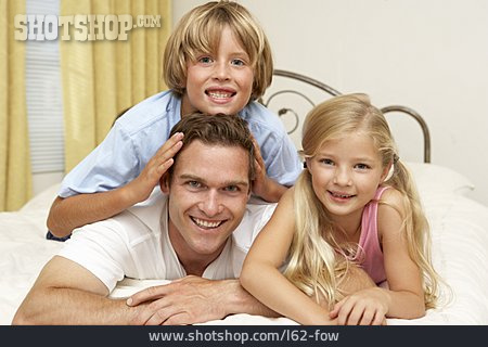 
                Vater, 2 Kinder, Familienleben                   
