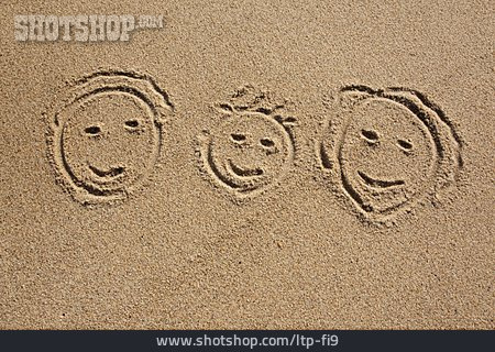 
                Strand, Familie, Sandzeichnung                   