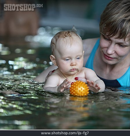 
                Baby, Mutter, Babyschwimmen                   
