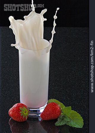 
                Milchglas, Erdbeermilch                   