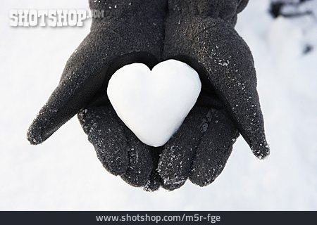 
                Schnee, Herz, Liebeserklärung                   