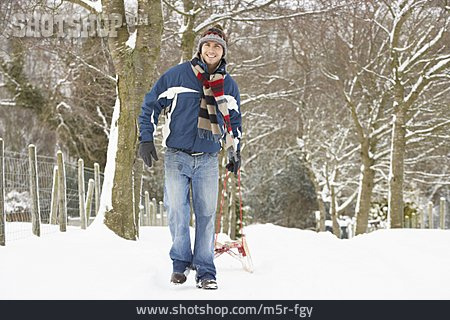 
                Junger Mann, Winterspaziergang                   