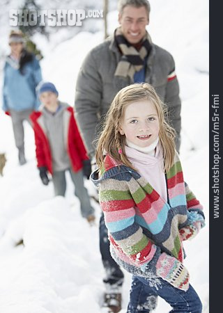 
                Familie, Winterspaziergang, Schneespaziergang                   
