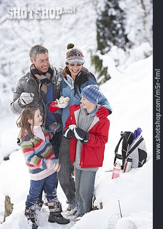 
                Familie, Winterspaziergang, Rast, Familienausflug                   
