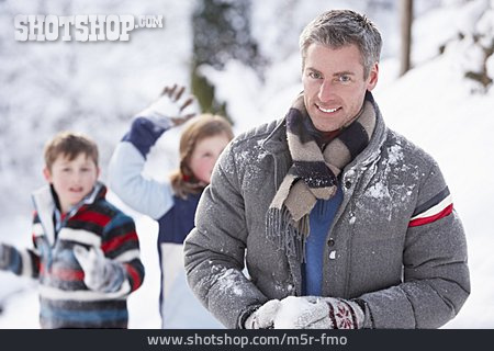
                Familie, Winterurlaub, Winterspaziergang                   