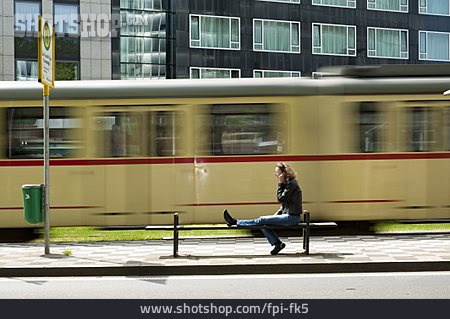 
                Frau, Städtisches Leben, Telefonieren, Straßenbahnhaltestelle                   