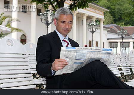 
                Mann, Zeitung, Lesen                   