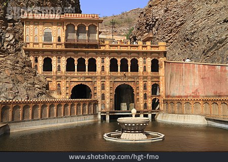 
                Tempel, Brunnen, Galwar Bagh                   