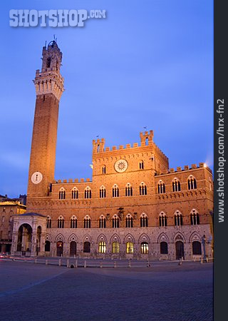 
                Siena, Piazza Del Campo, Palazzo Pubblico                   