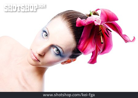 
                Beauty & Kosmetik, Junge Frau, Blume Im Haar                   