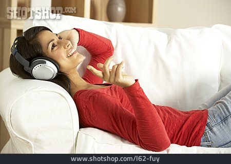 
                Junge Frau, Entspannung, Musikhören                   