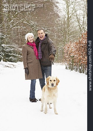 
                Hund, Winterspaziergang, Ehepaar                   