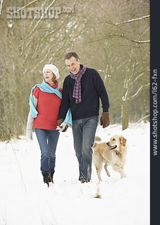 
                Hund, Winterspaziergang, Ehepaar                   