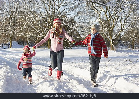 
                Mutter, 2 Kinder, Winterspaziergang                   