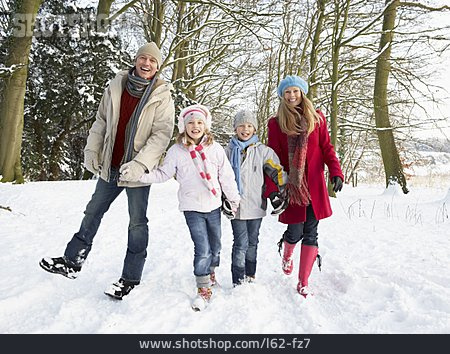 
                Familie, Winterspaziergang, Familienausflug                   