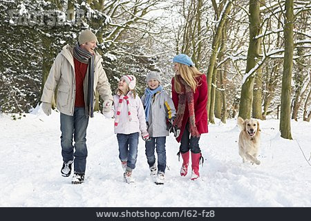
                Familie, Winterspaziergang, Familienausflug                   