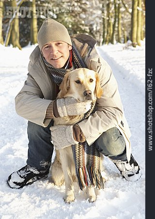 
                Mann, Hund, Winterspaziergang                   