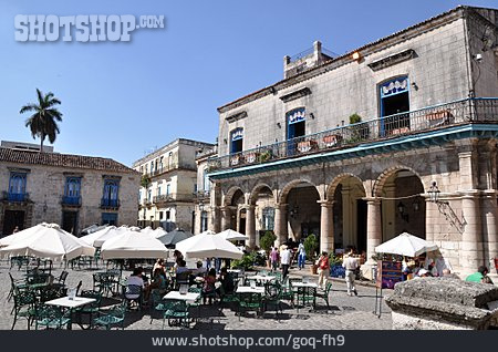 
                Straßencafé, Havanna, Plaza De La Catedral                   