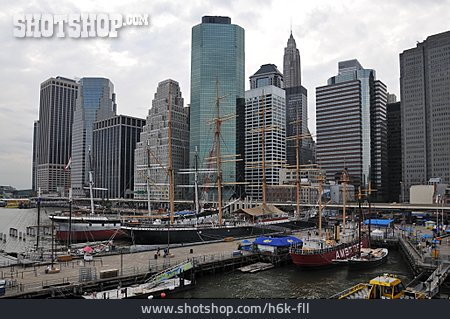 
                Hafen, New York, Manhattan, New York City, Seaport Historic District, Pier 17                   