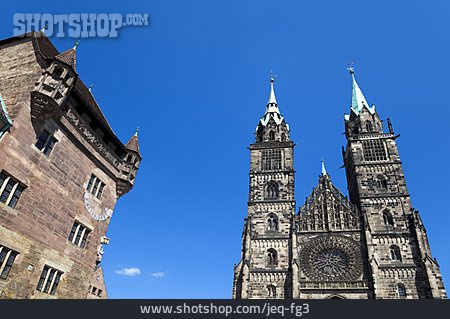 
                Nürnberg, Nassauer Haus, Lorenzkirche                   