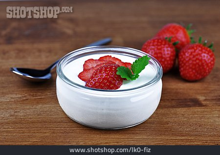 
                Joghurt, Fruchtjoghurt, Erdbeerjoghurt                   
