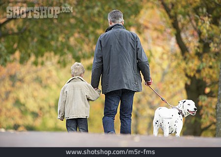 
                Vater, Sohn, Hundebesitzer, Herbstspaziergang                   