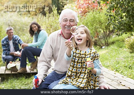 
                Großvater, Seifenblasen, Enkelin, Familienausflug                   