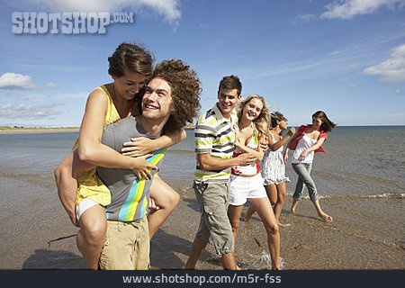 
                Freundschaft, Strandspaziergang, Freunde, Sommerferien, Clique                   