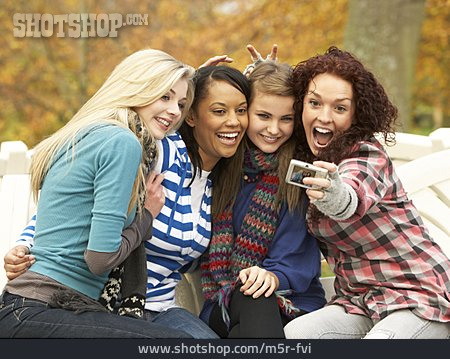 
                Spaß & Vergnügen, Freundschaft, Fotografieren, Freundinnen, Gruppenfoto, Clique                   