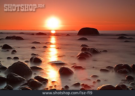 
                Sonnenuntergang, Ostsee, Findling                   