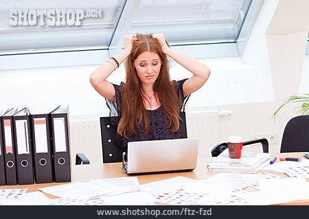 
                Junge Frau, Frau, Gestresst, Arbeitsplatz, überfordert, Büroarbeit, Stress & Belastung, Haare Raufen                   