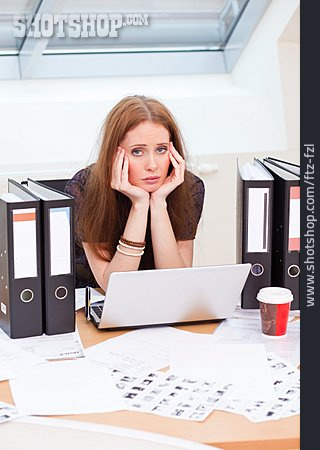 
                Geschäftsfrau, Erschöpft, Frust, Arbeitsplatz, überfordert, Büroarbeit, Burnout                   