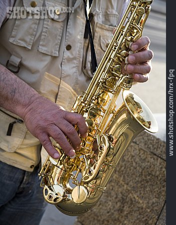 
                Saxophon, Straßenmusik, Straßenmusiker, Saxophonist                   